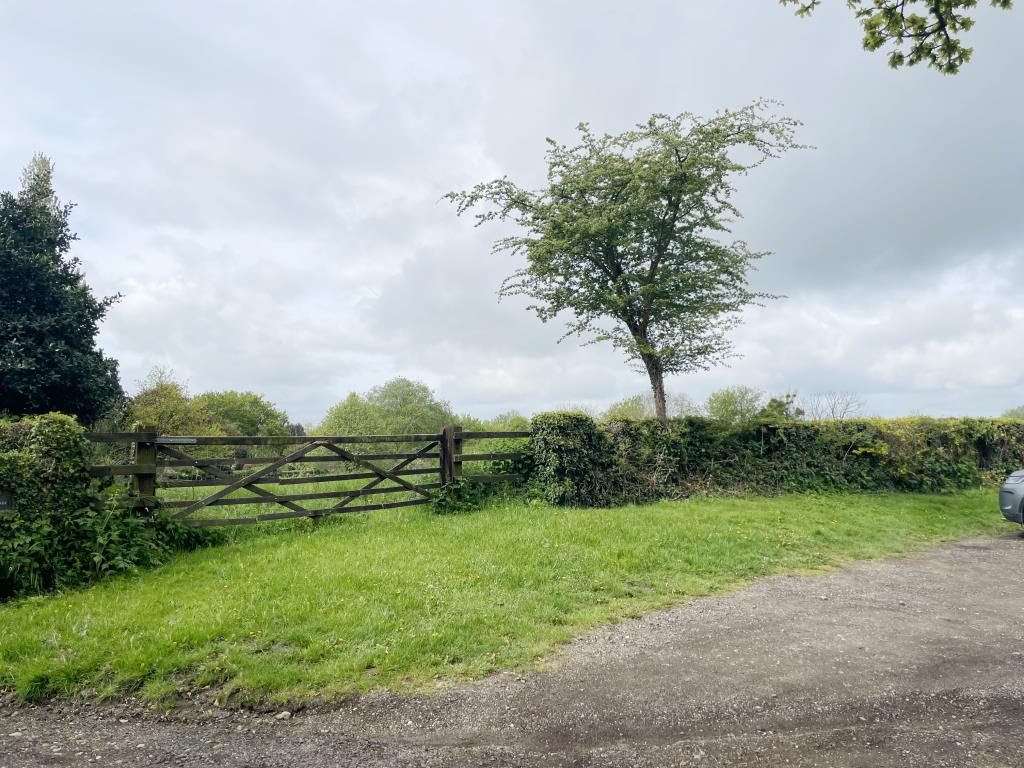 Lot: 114 - PADDOCK EXTENDING TO OVER TWO ACRES - Entrance to Land